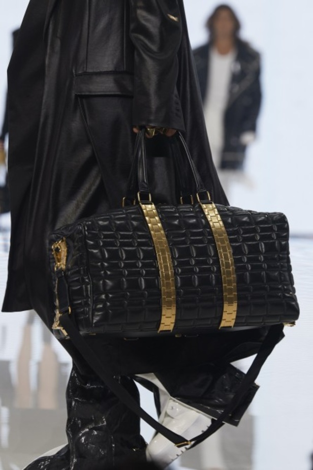 Balmain تحتفل بمجموعة ربيع وصيف 2022 وعشر سنوات من أوليفييه روستينغ