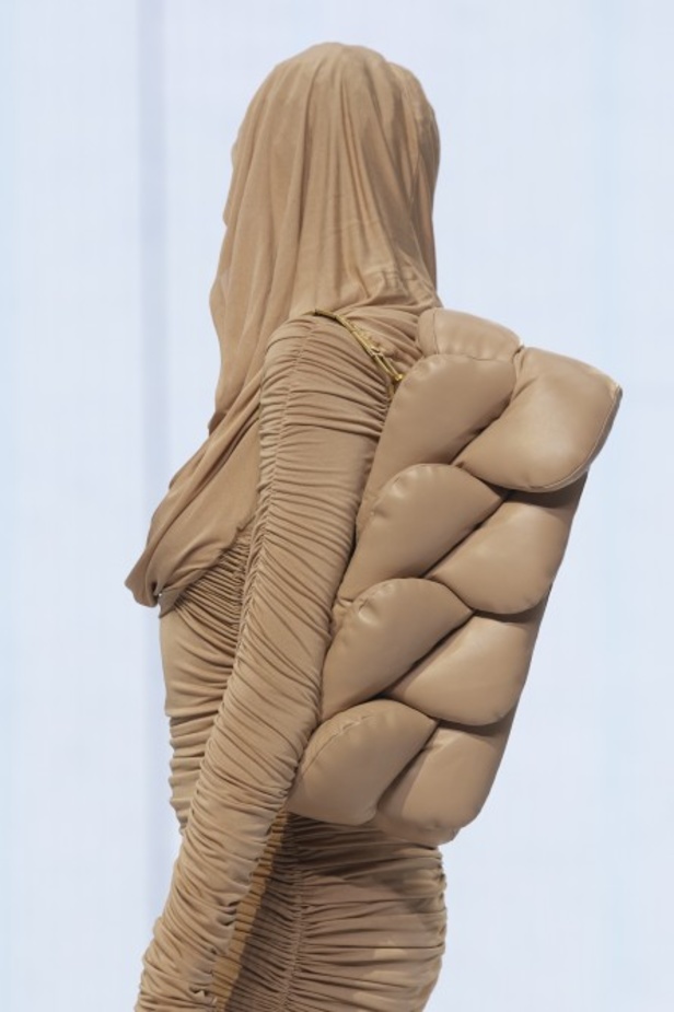 Balmain تحتفل بمجموعة ربيع وصيف 2022 وعشر سنوات من أوليفييه روستينغ