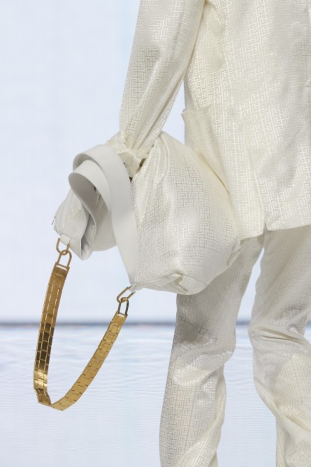 Balmain تحتفل بمجموعة ربيع وصيف 2022 وعشر سنوات من أوليفييه روستينغ