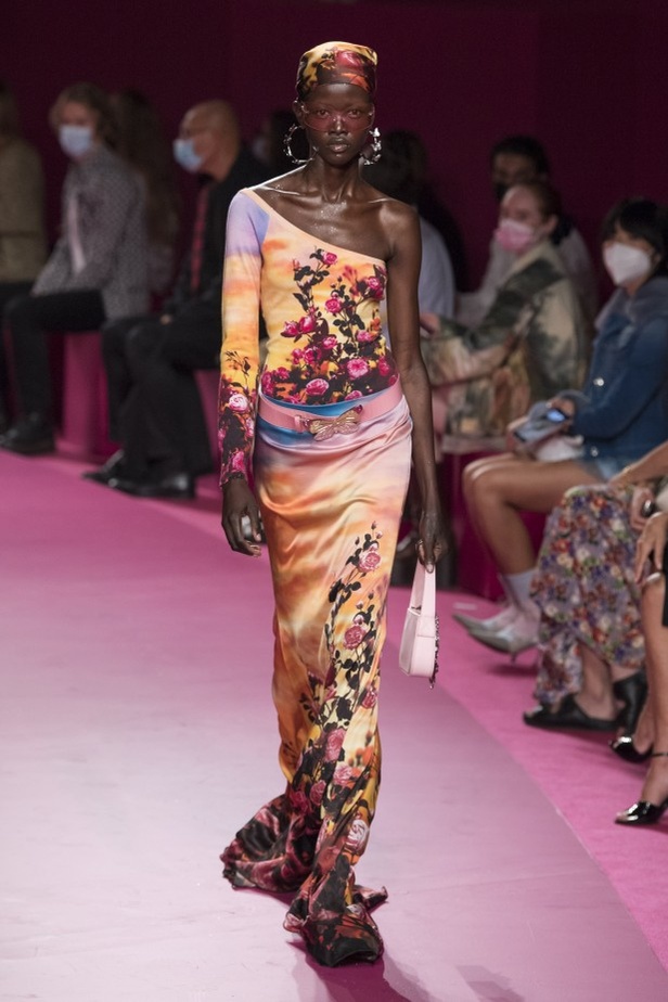 مجموعة ازياء Blumarine لربيع وصيف 2022 من أسبوع الموضة في ميلانو