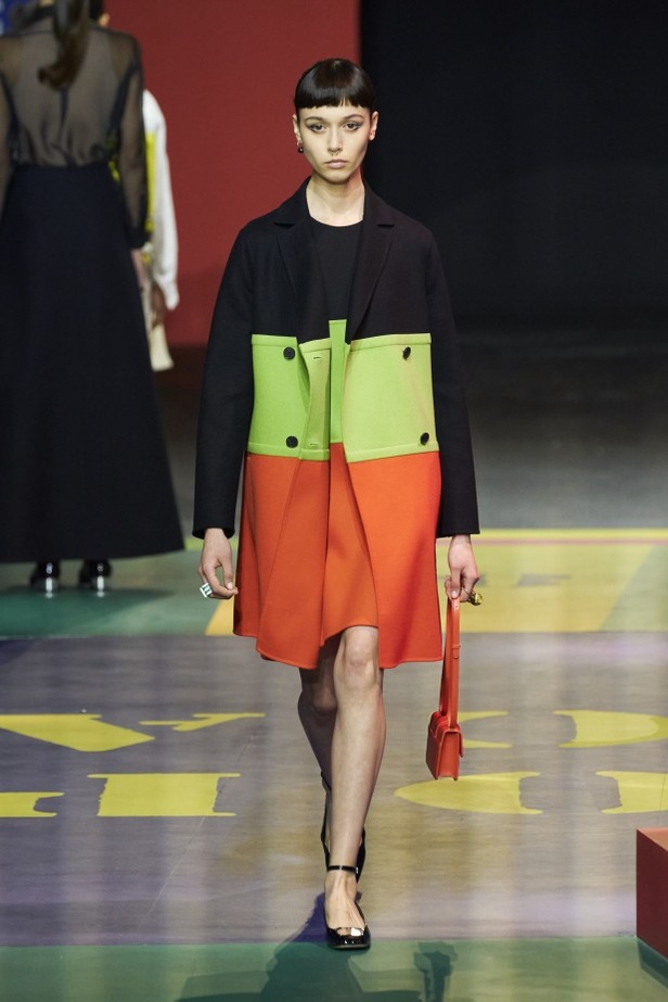 مجموعة Dior لربيع وصيف 2022 عودة بالذّاكرة إلى السّتينات وثورة في إطلالة المرأة 