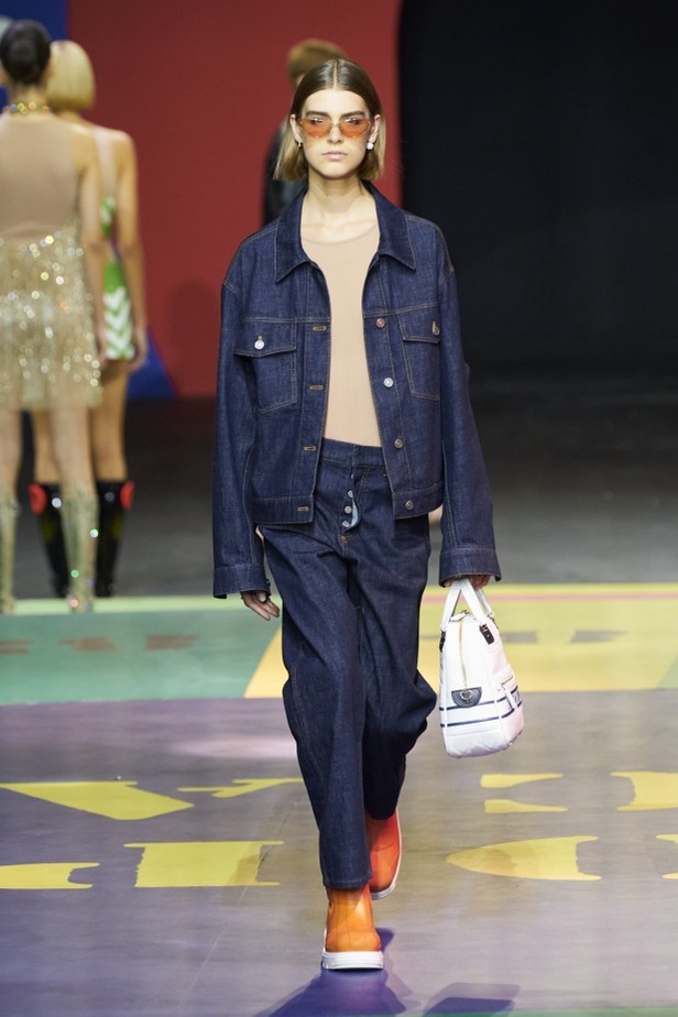 مجموعة Dior لربيع وصيف 2022 عودة بالذّاكرة إلى السّتينات وثورة في إطلالة المرأة 