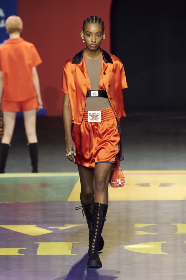 مجموعة Dior لربيع وصيف 2022 عودة بالذّاكرة إلى السّتينات وثورة في إطلالة المرأة 