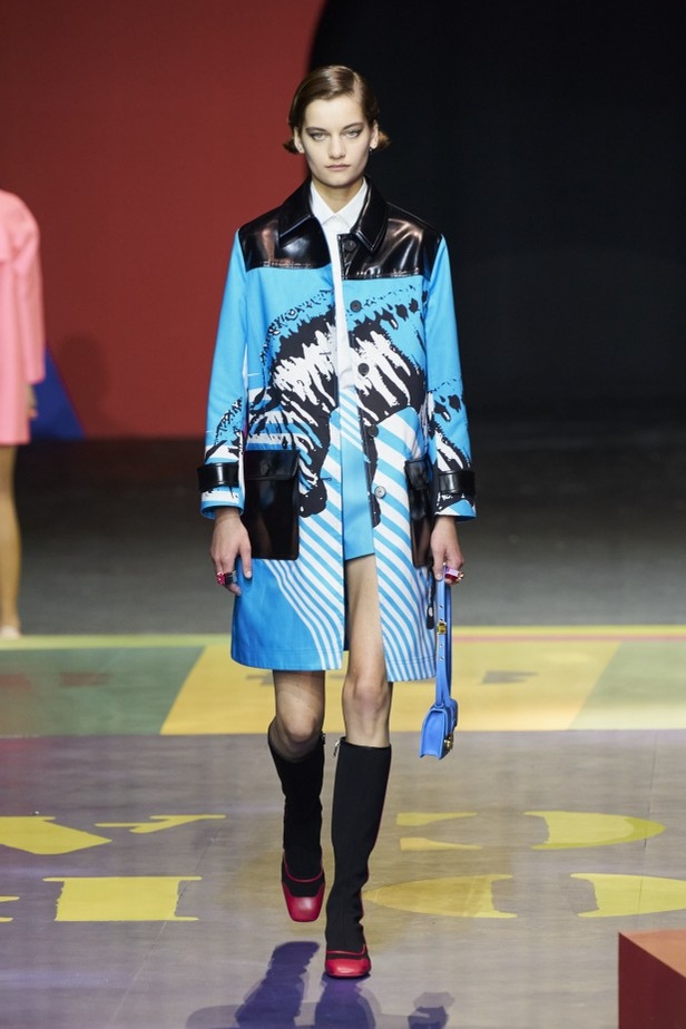 مجموعة Dior لربيع وصيف 2022 عودة بالذّاكرة إلى السّتينات وثورة في إطلالة المرأة 