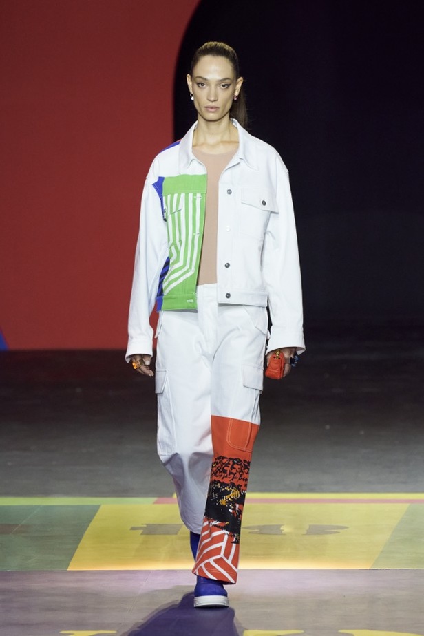 مجموعة Dior لربيع وصيف 2022 عودة بالذّاكرة إلى السّتينات وثورة في إطلالة المرأة 