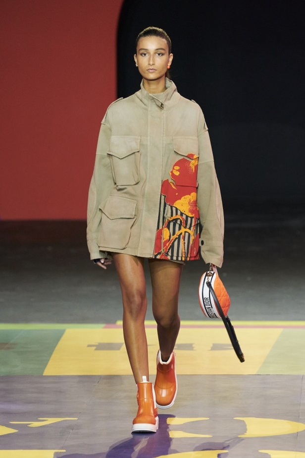 مجموعة Dior لربيع وصيف 2022 عودة بالذّاكرة إلى السّتينات وثورة في إطلالة المرأة 