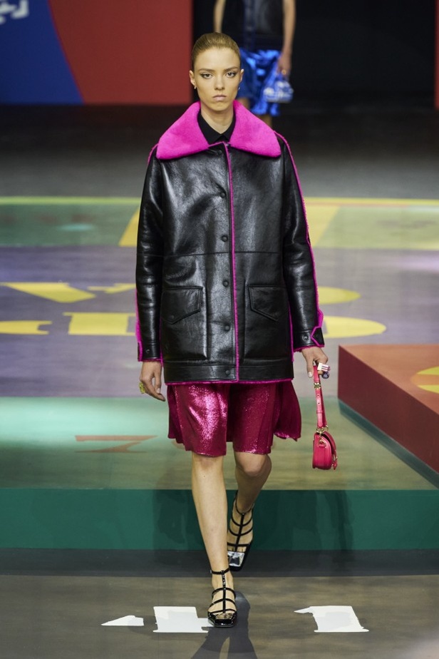 مجموعة Dior لربيع وصيف 2022 عودة بالذّاكرة إلى السّتينات وثورة في إطلالة المرأة 