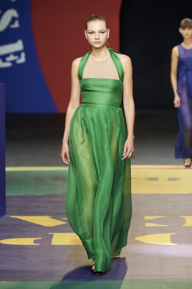 مجموعة Dior لربيع وصيف 2022 عودة بالذّاكرة إلى السّتينات وثورة في إطلالة المرأة 