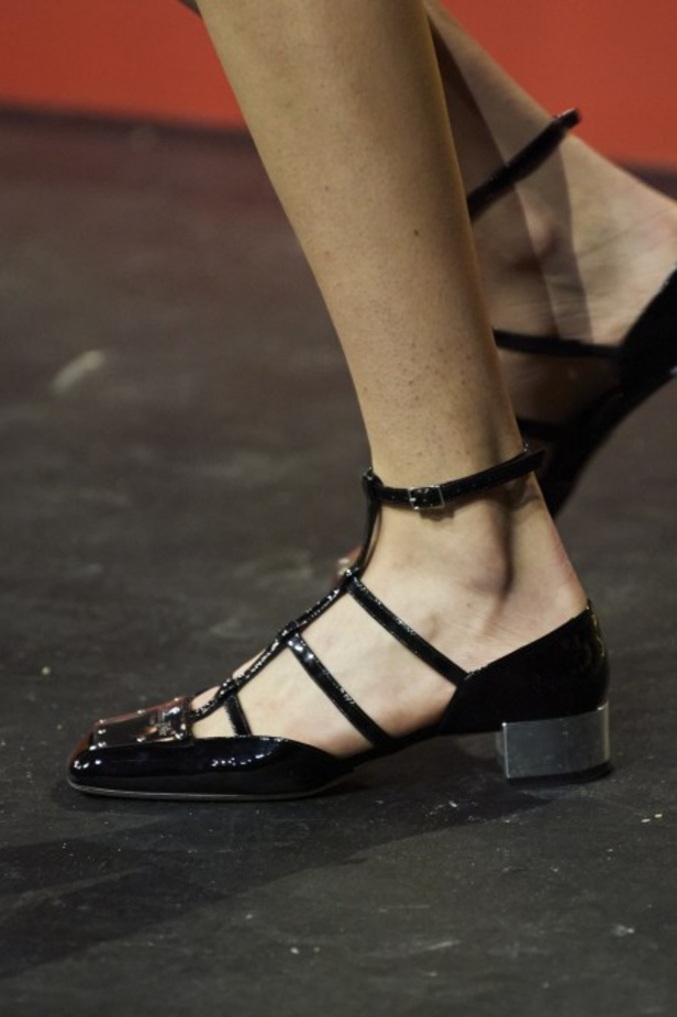 مجموعة Dior لربيع وصيف 2022 عودة بالذّاكرة إلى السّتينات وثورة في إطلالة المرأة 