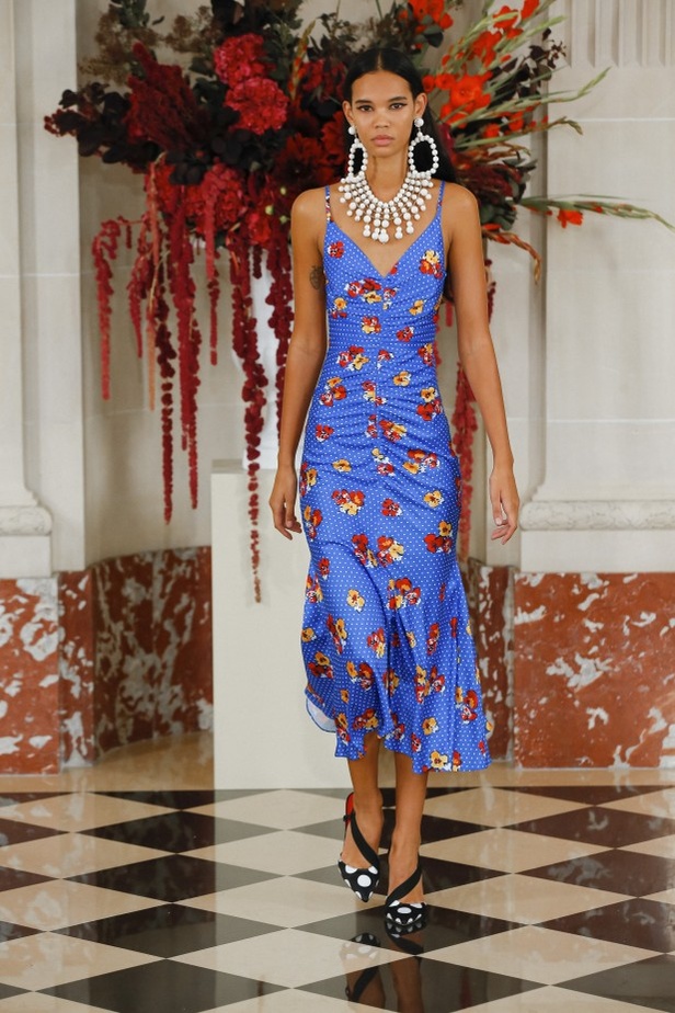 مجموعة كارولينا هيريرا لموسم ربيع وصيف 2022