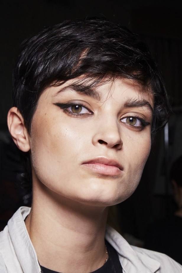 عرض أزياء كريستيان سيريانو لموسم ربيع وصيف 2022