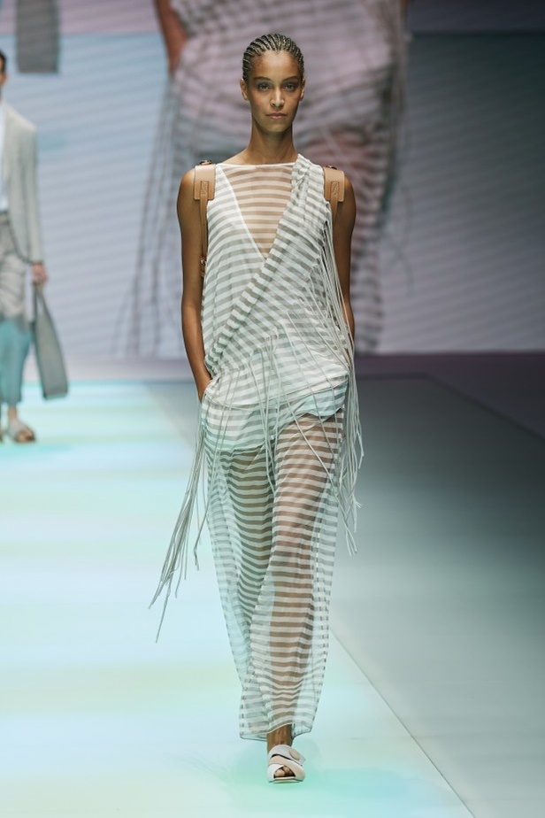 من عرض أزياء امبوريو ارماني لموسم ربيع وصيف 2022