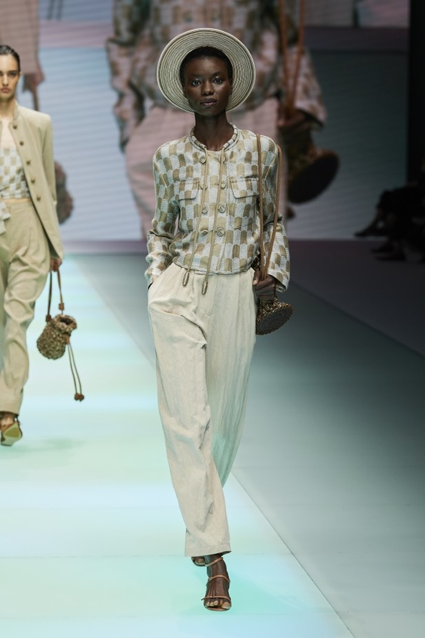 من عرض أزياء امبوريو ارماني لموسم ربيع وصيف 2022