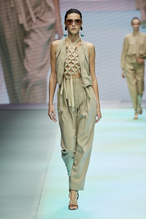 من عرض أزياء امبوريو ارماني لموسم ربيع وصيف 2022