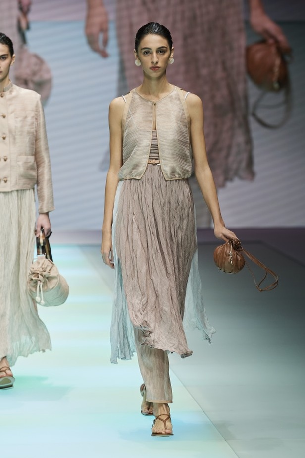 من عرض أزياء امبوريو ارماني لموسم ربيع وصيف 2022