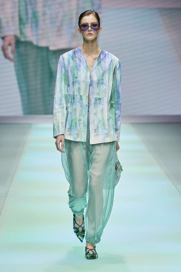 من عرض أزياء امبوريو ارماني لموسم ربيع وصيف 2022