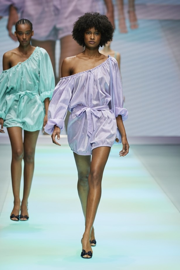 من عرض أزياء امبوريو ارماني لموسم ربيع وصيف 2022