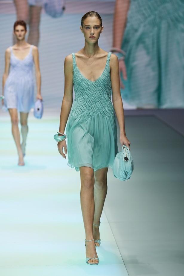 من عرض أزياء امبوريو ارماني لموسم ربيع وصيف 2022