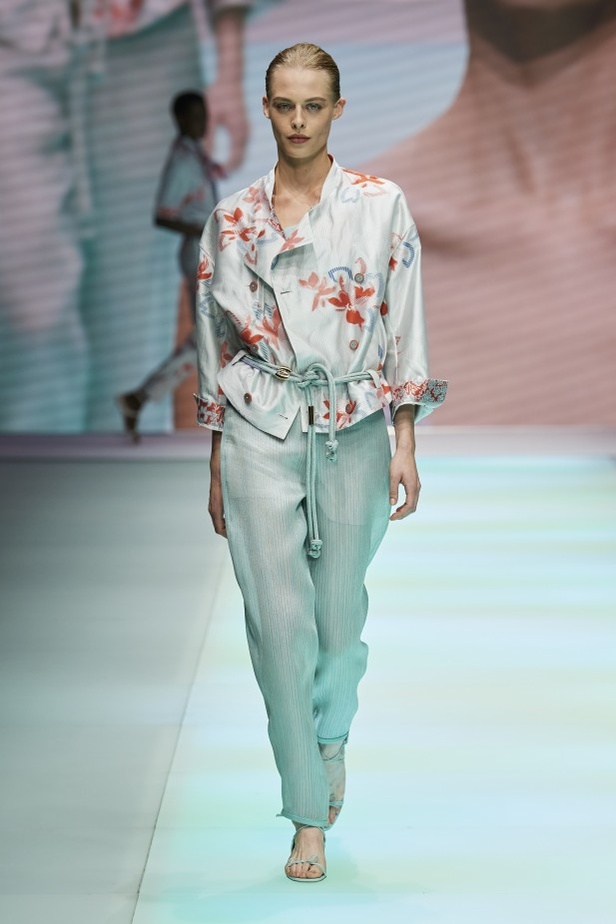 من عرض أزياء امبوريو ارماني لموسم ربيع وصيف 2022