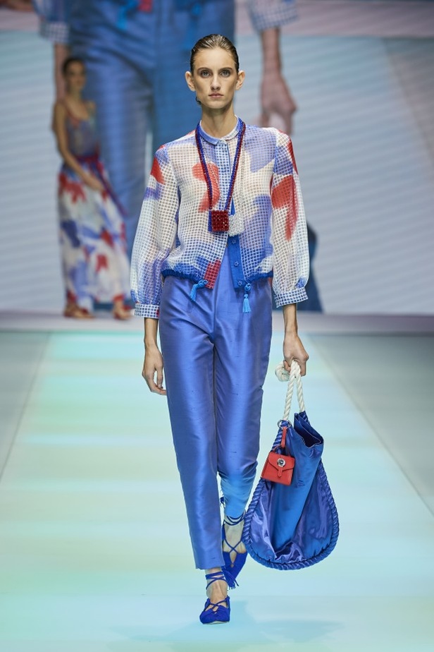 من عرض أزياء امبوريو ارماني لموسم ربيع وصيف 2022