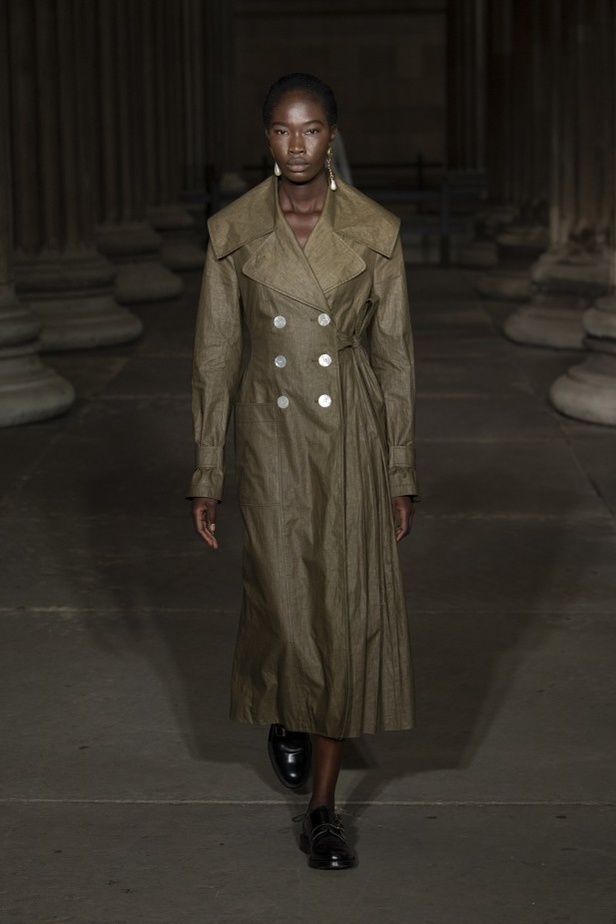 عرض أزياء Erdem لربيع وصيف 2022 من أسبوع الموضة في لندن