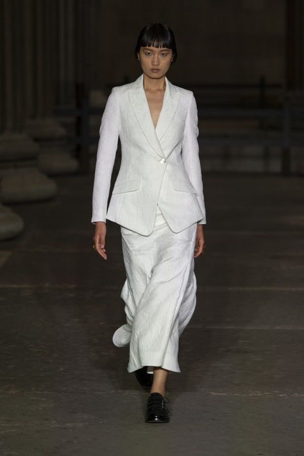 عرض أزياء Erdem لربيع وصيف 2022 من أسبوع الموضة في لندن