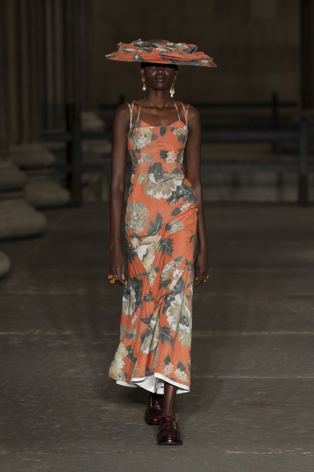 عرض أزياء Erdem لربيع وصيف 2022 من أسبوع الموضة في لندن