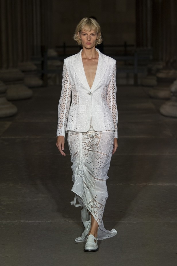 عرض أزياء Erdem لربيع وصيف 2022 من أسبوع الموضة في لندن