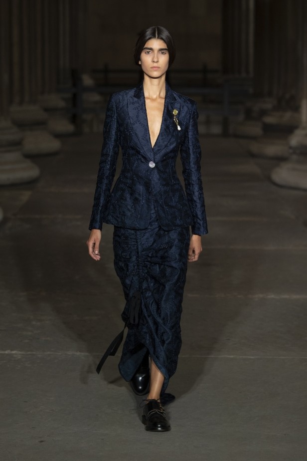 عرض أزياء Erdem لربيع وصيف 2022 من أسبوع الموضة في لندن