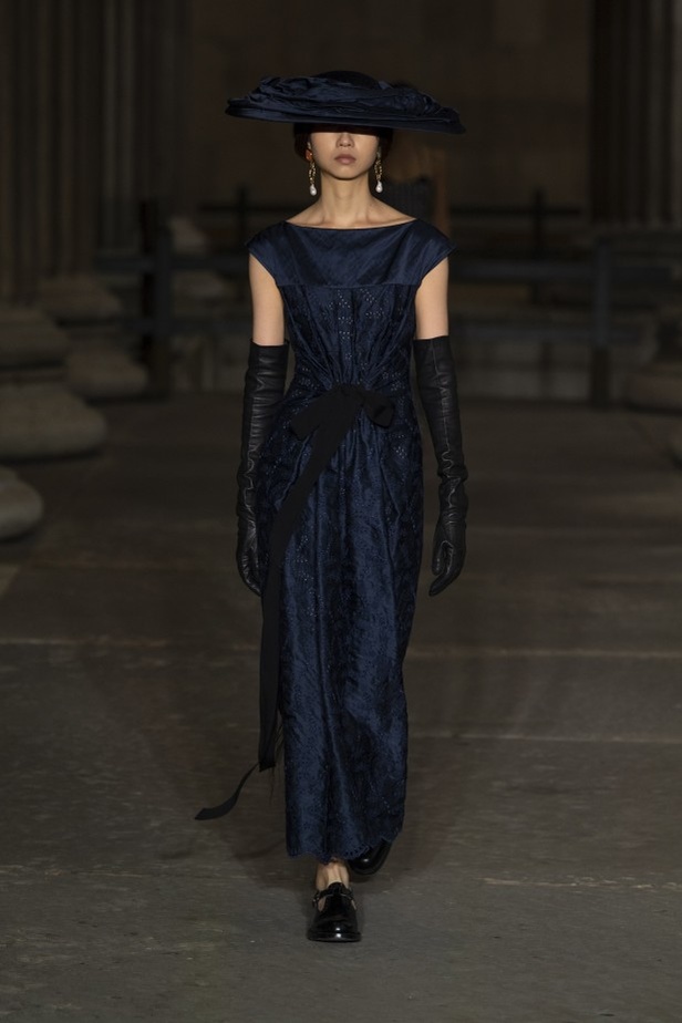 عرض أزياء Erdem لربيع وصيف 2022 من أسبوع الموضة في لندن