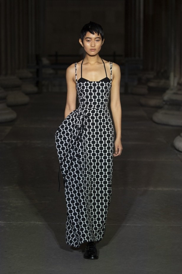 عرض أزياء Erdem لربيع وصيف 2022 من أسبوع الموضة في لندن