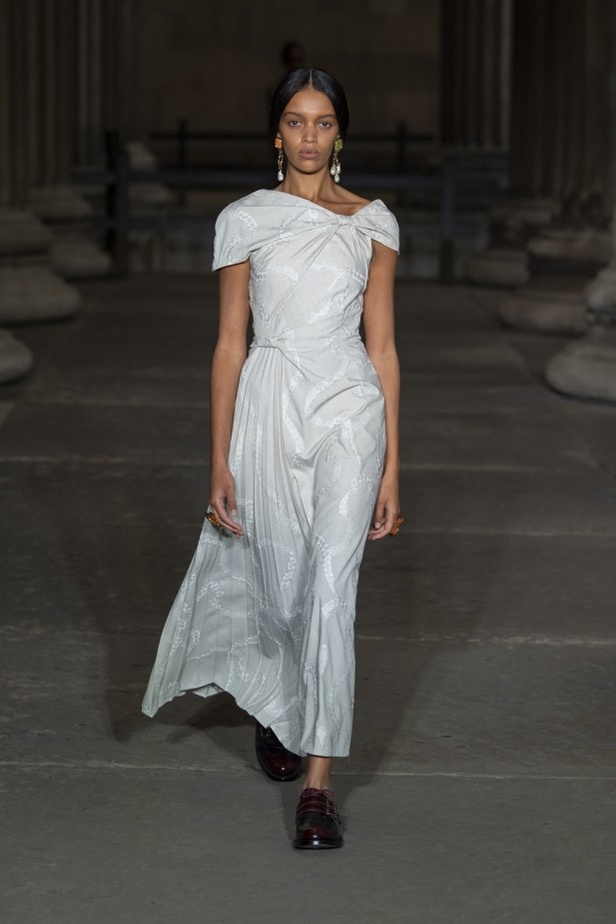 عرض أزياء Erdem لربيع وصيف 2022 من أسبوع الموضة في لندن