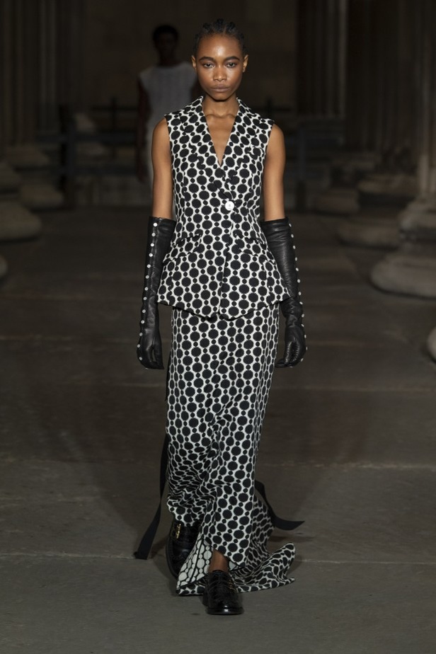 عرض أزياء Erdem لربيع وصيف 2022 من أسبوع الموضة في لندن