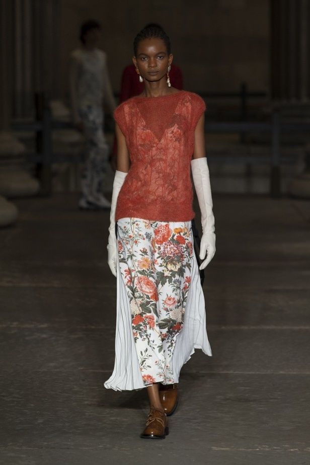 عرض أزياء Erdem لربيع وصيف 2022 من أسبوع الموضة في لندن