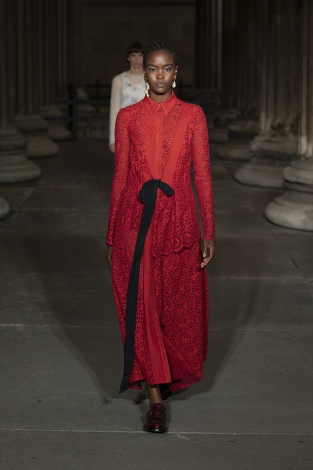 عرض أزياء Erdem لربيع وصيف 2022 من أسبوع الموضة في لندن