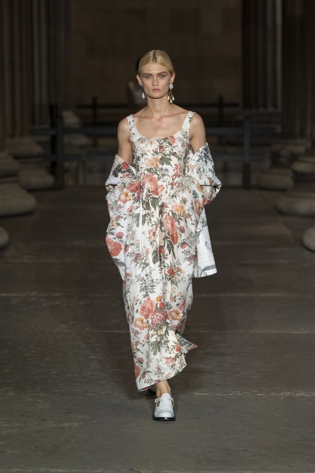 عرض أزياء Erdem لربيع وصيف 2022 من أسبوع الموضة في لندن