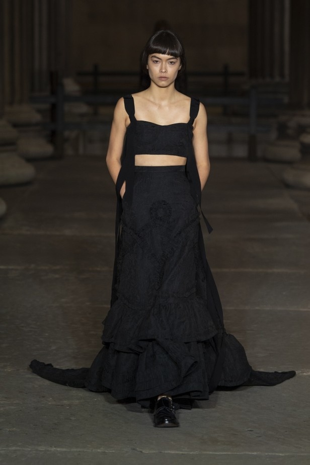 عرض أزياء Erdem لربيع وصيف 2022 من أسبوع الموضة في لندن