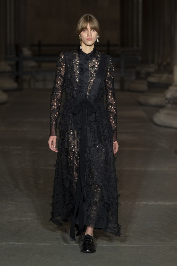 عرض أزياء Erdem لربيع وصيف 2022 من أسبوع الموضة في لندن