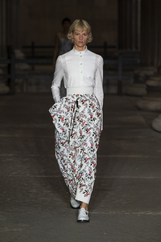 عرض أزياء Erdem لربيع وصيف 2022 من أسبوع الموضة في لندن