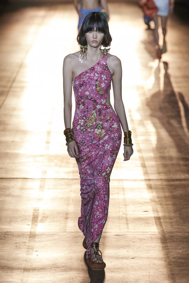 مجموعة Etro لربيع وصيف 2022 من أسبوع الموضة في ميلانو