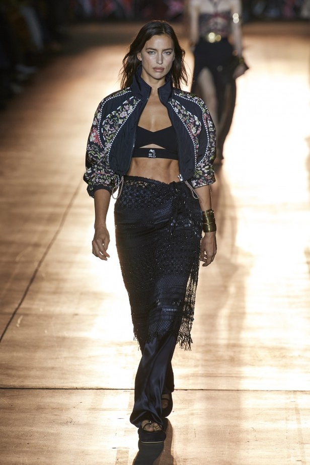 مجموعة Etro لربيع وصيف 2022 من أسبوع الموضة في ميلانو