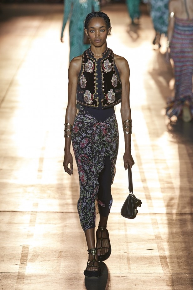 مجموعة Etro لربيع وصيف 2022 من أسبوع الموضة في ميلانو