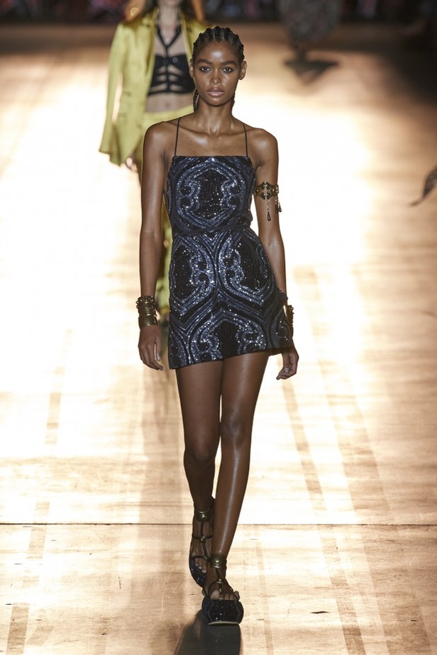 مجموعة Etro لربيع وصيف 2022 من أسبوع الموضة في ميلانو