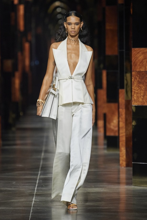 عرض أزياء Fendi لربيع وصيف 2022 من أسبوع الموضة في ميلانو