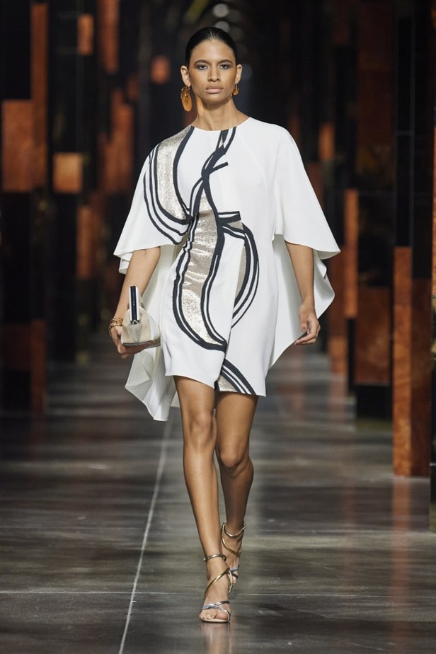 عرض أزياء Fendi لربيع وصيف 2022 من أسبوع الموضة في ميلانو