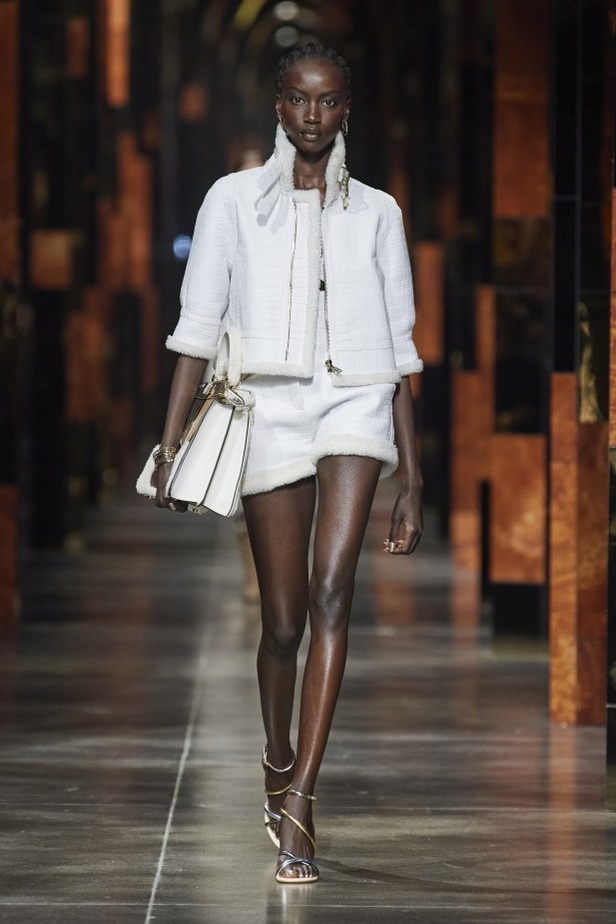 عرض أزياء Fendi لربيع وصيف 2022 من أسبوع الموضة في ميلانو