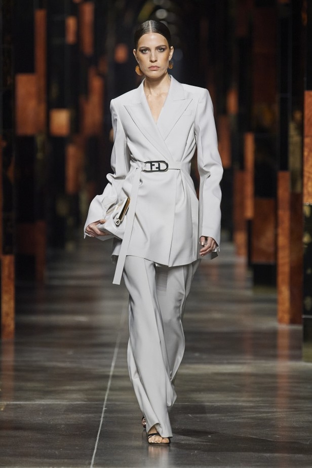 عرض أزياء Fendi لربيع وصيف 2022 من أسبوع الموضة في ميلانو