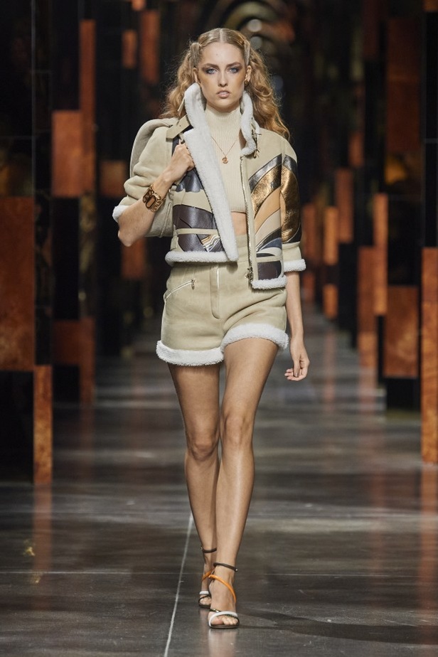 عرض أزياء Fendi لربيع وصيف 2022 من أسبوع الموضة في ميلانو