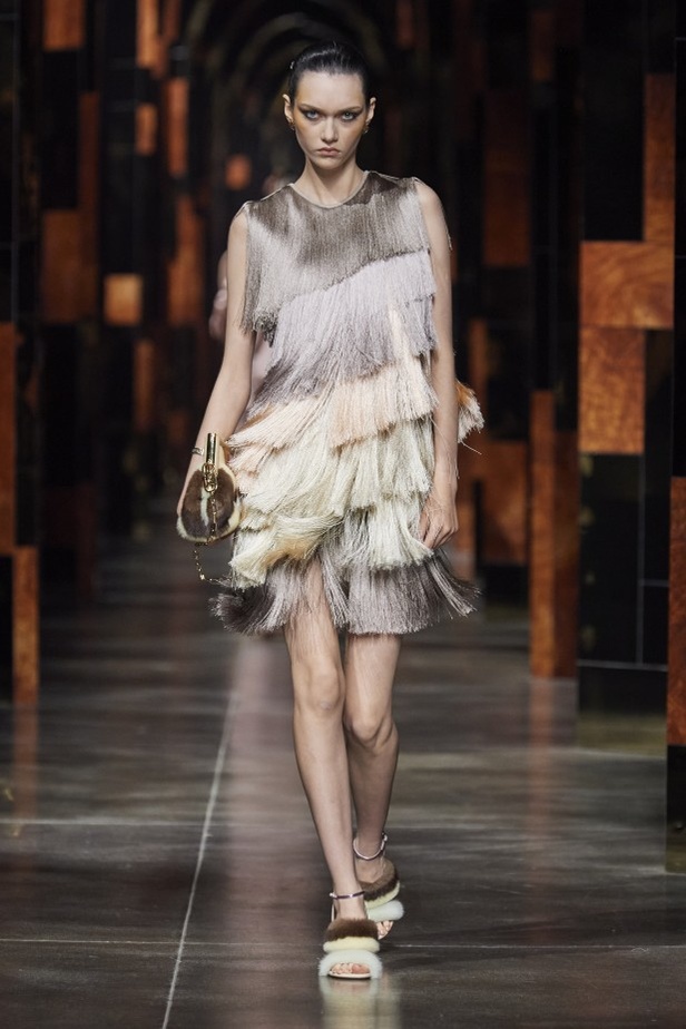 عرض أزياء Fendi لربيع وصيف 2022 من أسبوع الموضة في ميلانو