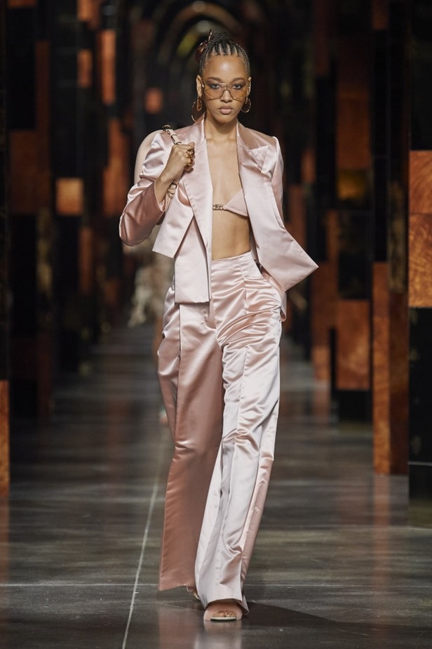 عرض أزياء Fendi لربيع وصيف 2022 من أسبوع الموضة في ميلانو